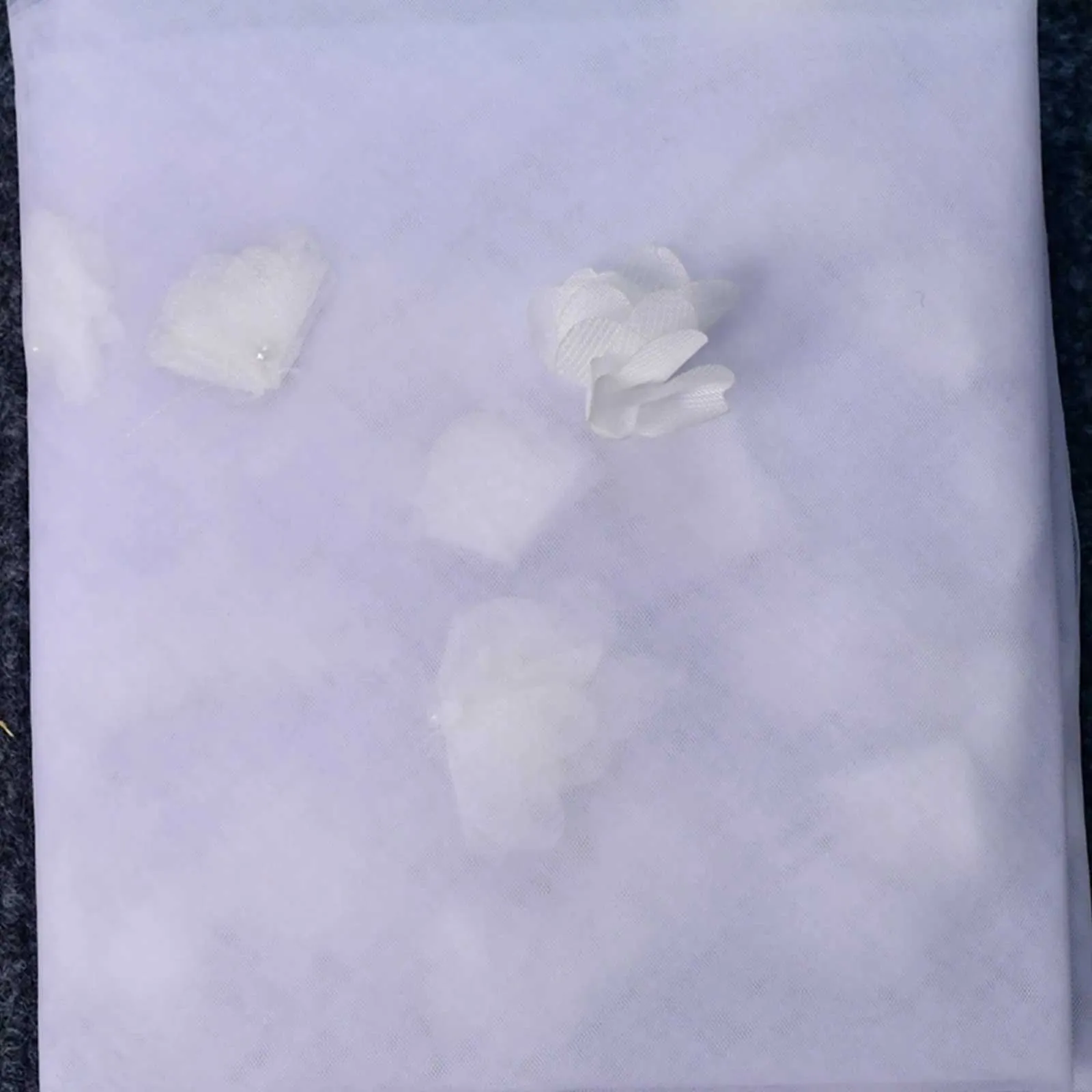 Gioielli per capelli V20s Un livello con fiori in tessuto Sparsi pizzo applique floreale Velo da sposa Fiore in organza 3D su sposa_voghion.com