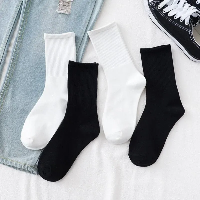 Femmes chaussettes décontractées noir blanc sport haut pour les hommes unisexes harajuku streetwear hip hop skateboard cadeaux de Noël