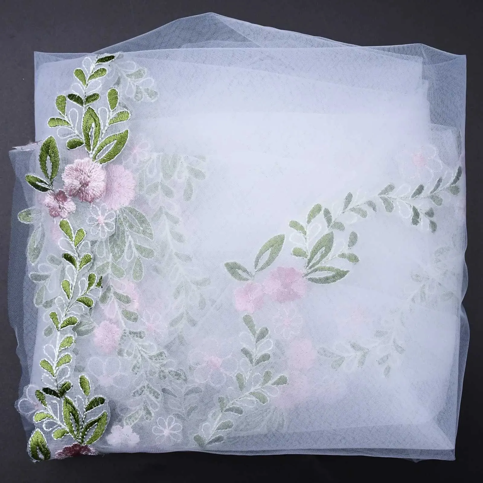 Hair Jewelry V199 Short Bridal Soft Elegant Lace Edged 1-Tier Fingertip Length Veil with Comb Perfect Wedding Dress_voghion.com