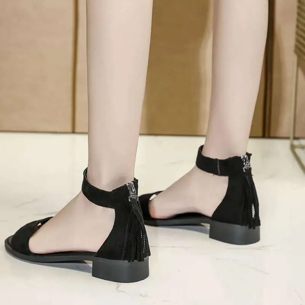 Väska sandaler kvinnor med 2024 sommar mode fransade mid-heel romerska tjocka klackar och högklackade skoessandaler saa skor