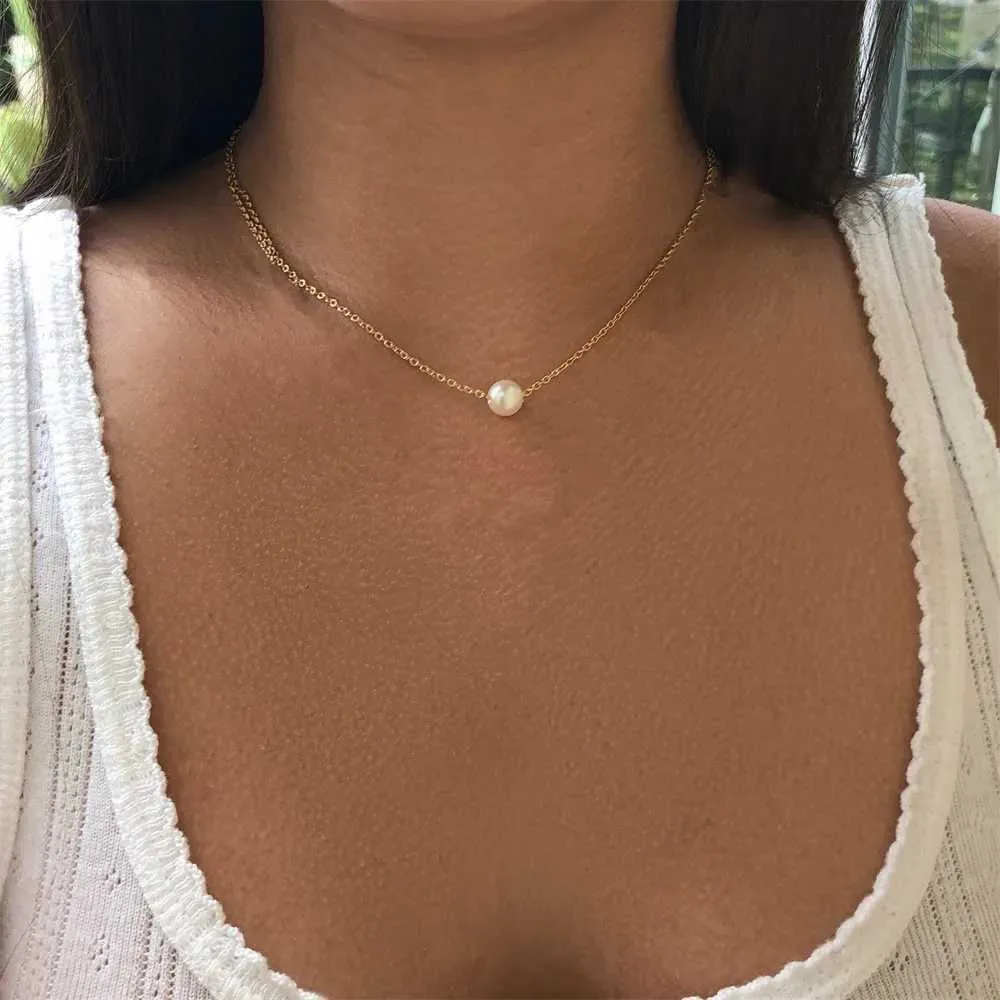 Chokers seksowne minimalistyczne pojedyncze wisior Pearl Naszyjnik odpowiedni dla kobiet pokręcony złoty srebrny naszyjnik Kravik biżuteria D240514