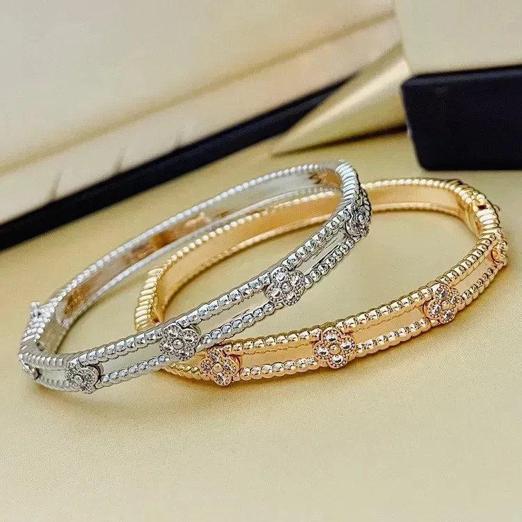 2024 Designer Clover Bangle Bracelets for Women 18k Gold Gold Crystal Full Four Leaf Perlee Sweet Clover Flor Flor Valentim Party Gift Jewelryq