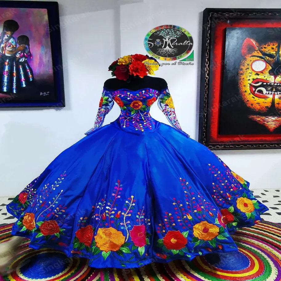 2021 Vintage Royal Blue Mexicain Quinceanera Robes Sweet 16 Robe Charro Fleur brodée Satin hors de l'épaule XV Robes de fête 273X
