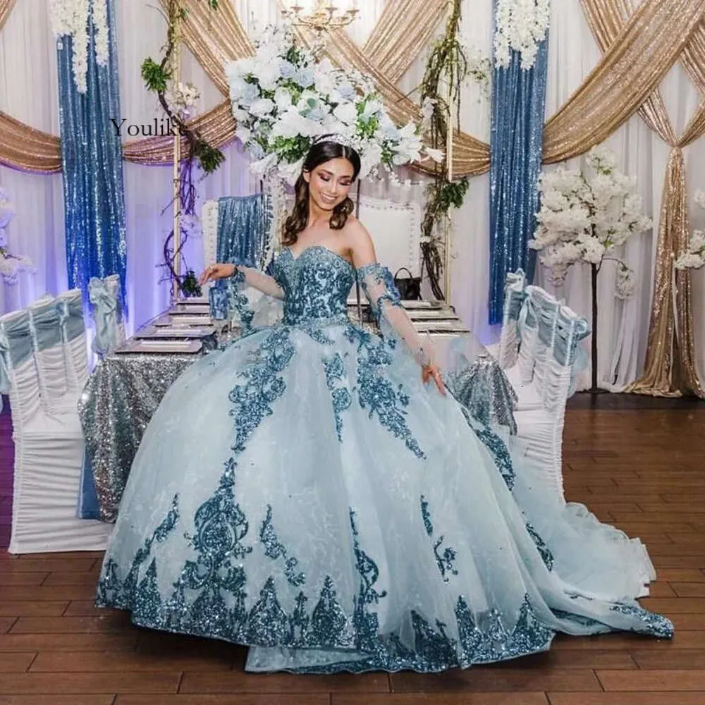 2024 Robes de quinceanera sexy à manches longues bleues luxtes en dentelle à paillettes appliques à plusieurs niveaux