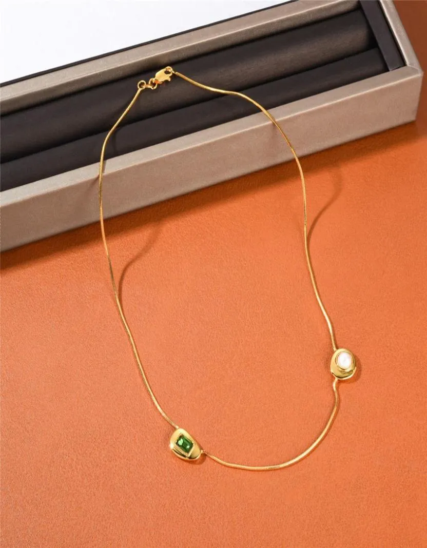 2022 Autumn New Retro Simple Neckoels Bone Emerald och Pearl Pendant CLAVICLE CHAIN ​​KEL KVINNA INS URUKISITA FASHETSMEJEMT 3893127