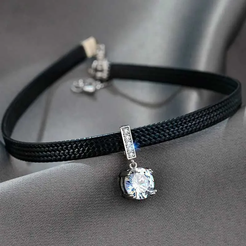 Chokers funkelnde Zirkon geometrische Anhänger Halskette sexy schwarzes Leder Kurzes Halskette geeignet für Damen Temperaturästhetik Schmuckzubehör D240514