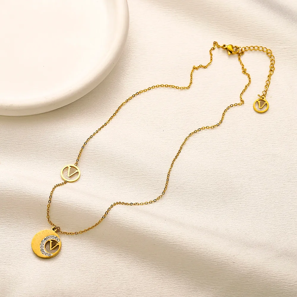 Designers New Round Hollow Letter Necklace Luxury 18K Gold Plated Fashionable Mångsidig halsband Charmiga flickor Högkvalitativ halsband med låda för födelsedagsfest