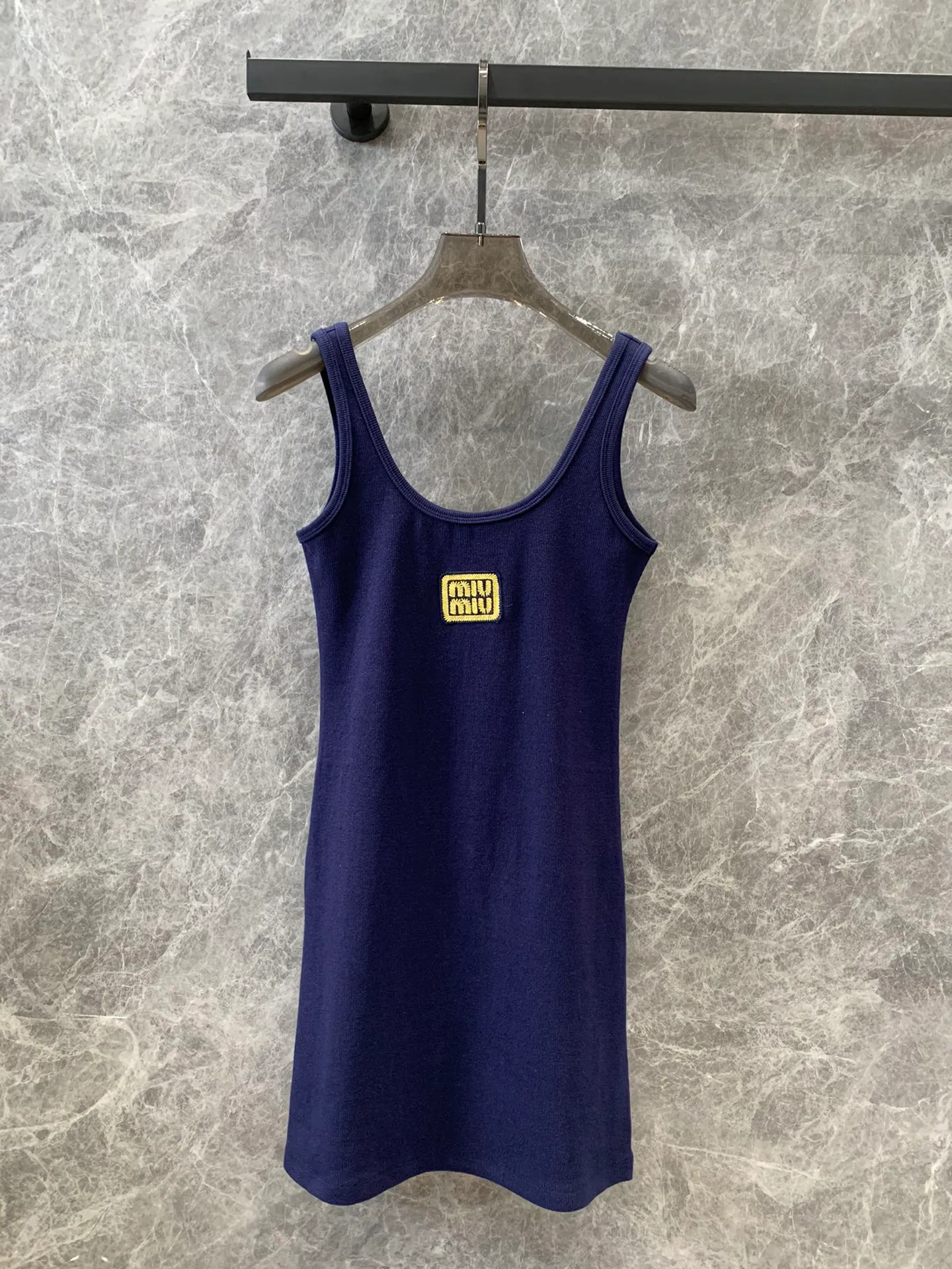 2024 Frühlings-/Sommer neues Kleid Logo Baumwollfaden Tanktop Top Vielseitig, schlankes Hängenkleid