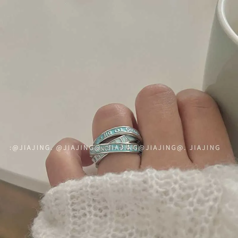 Le designer Westwoods Ring en lettres en émail à trois couches dégage un sentiment de luxe et bien que l'ongle de style cool punk unique