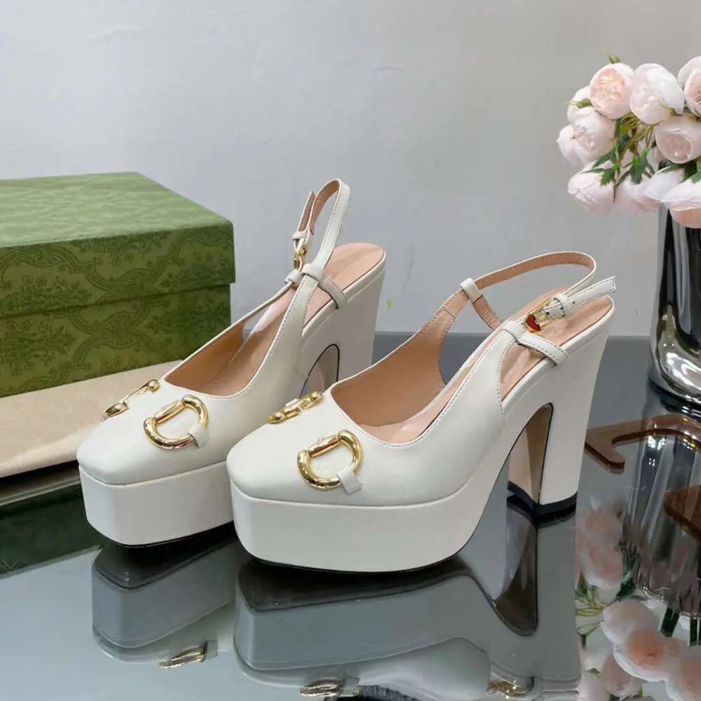 Designer di scarpe Nuove Designer Cuci alti Donne Back Sandals Sandals Sandali Metal Botton Decorative Fashion Platform Piatta