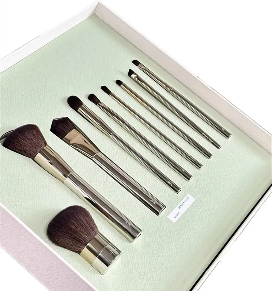 Designer Silver Makeup Brush Brush feminino 9 Brusos de maquiagem Ferramenta de beleza de maquiagem de letras de letras com presentes de caixa de presente para namoradas e melhores amigos