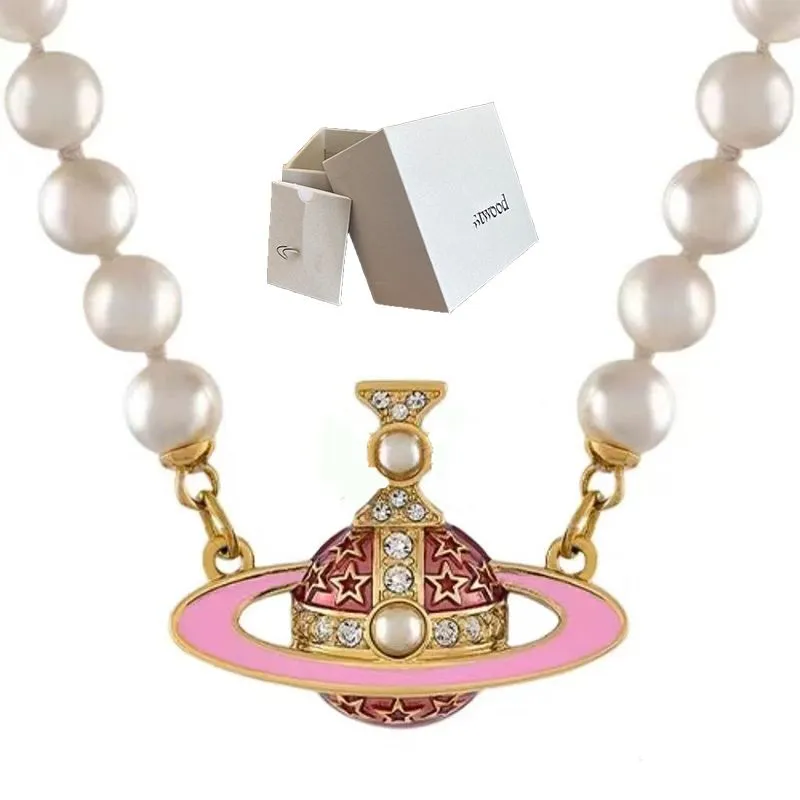 New Western Imperation Dowager Pink Lacquered Saturn Pearl Colar Chain, pequena e elegante versátil, elegância leve de luxo e elegância