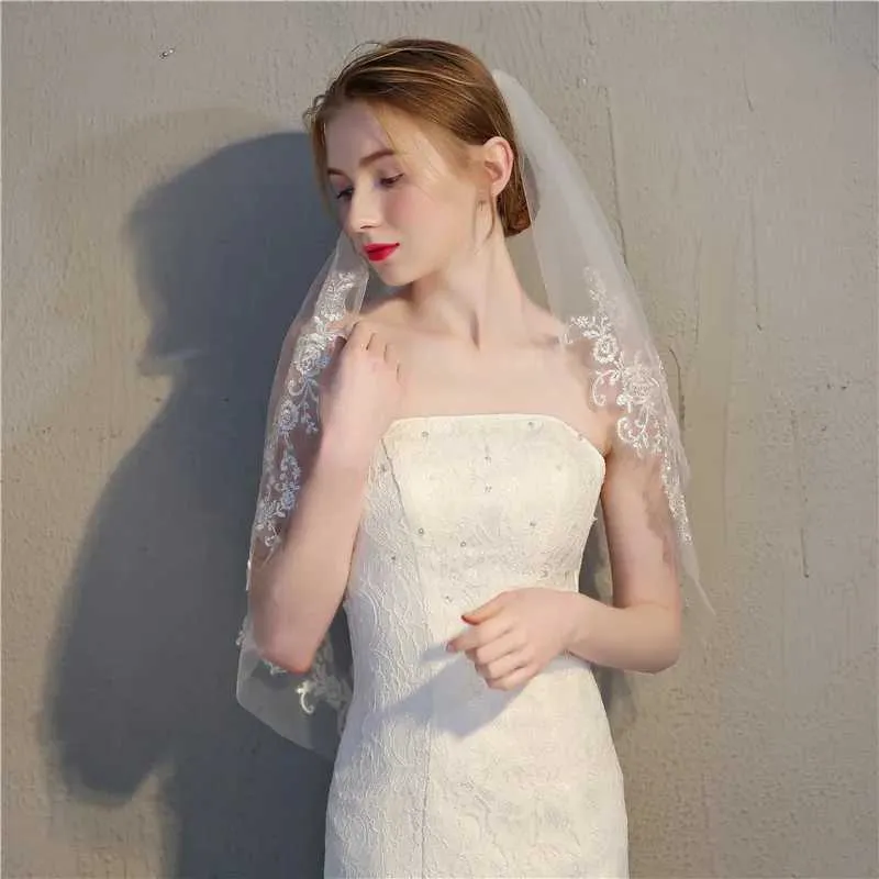 Vendita all'ingrosso di gioielli per capelli velo corto economico bianco avorio da sposa uno strato bordo in pizzo velo applicato abito da sposa 2024 sposa_voghion.com