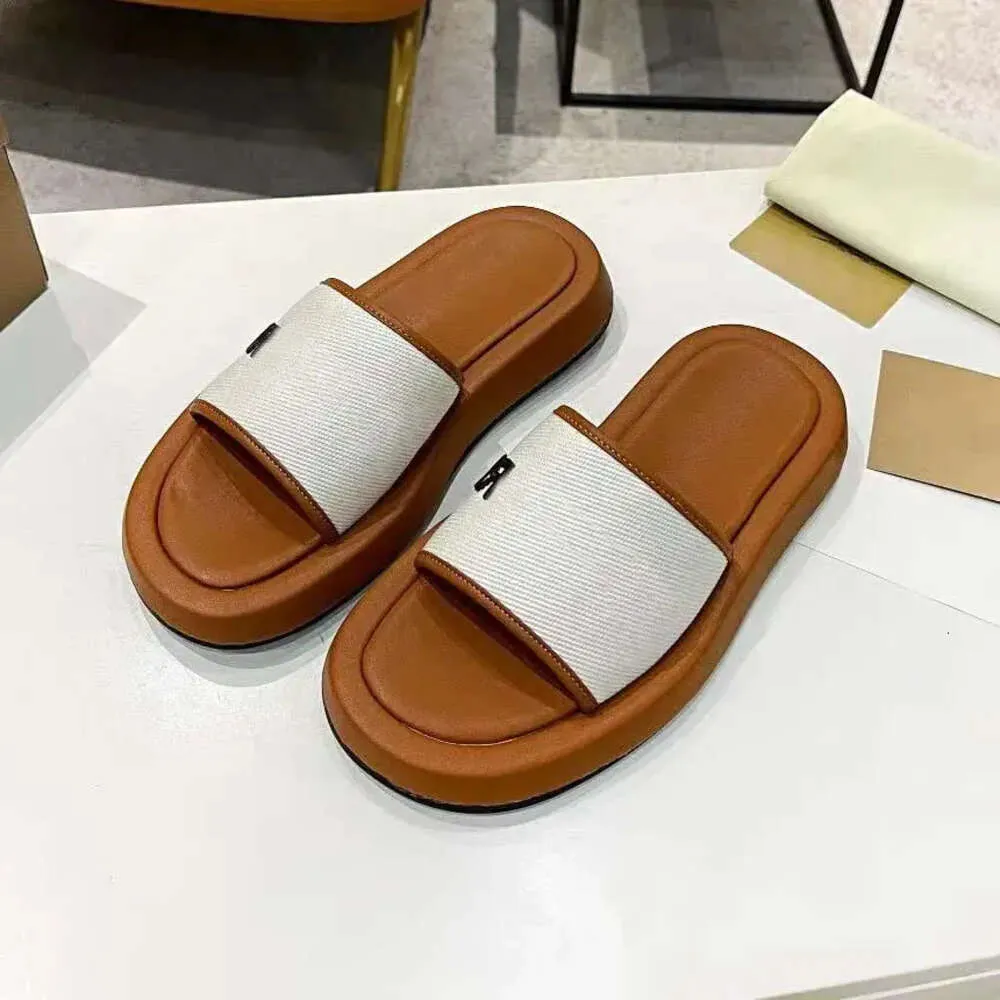 Slippers brodered Designer en cuir en cuir pantoufle hommes femmes diapositives glissades plate-forme sandales plates en caoutchouc marron plat tongs