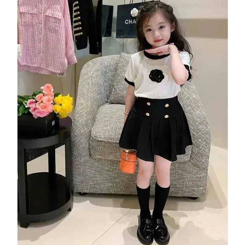 İki parçalı elbise kız elbise denim etek zhongdatong prenses 2024 set tişört yaz elbise kısa kollu sundress çocuk 240513