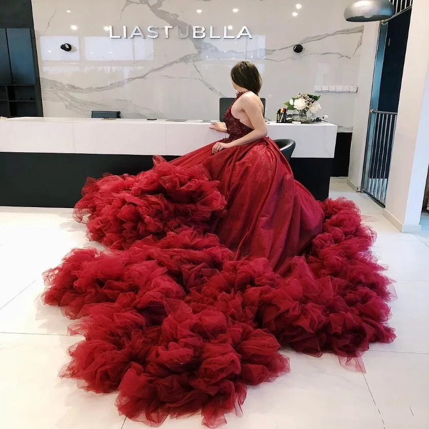 2021 Robes de bal licou luxueuses cristaux bordeaux Boue de bal en tulle perles pour femmes à plusieurs niveaux