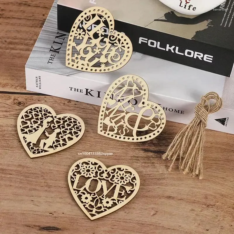 Decorative Figurines 10Pcs Hollow Heart Wooden Chips Hanging Decoration Love Mr&mrs Mini Natural Slice Pendent Wedding Wood Craft Supplies