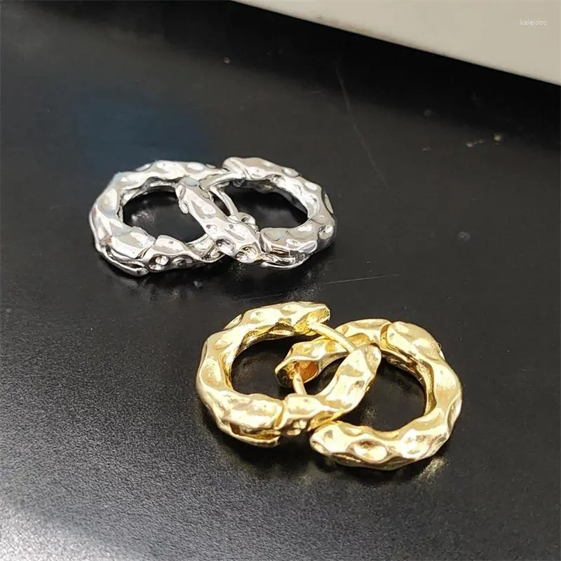 Boucles d'oreilles de cerceau 2024 Punk Gold plaqué gros martelé irrégulier martelé pour les femmes