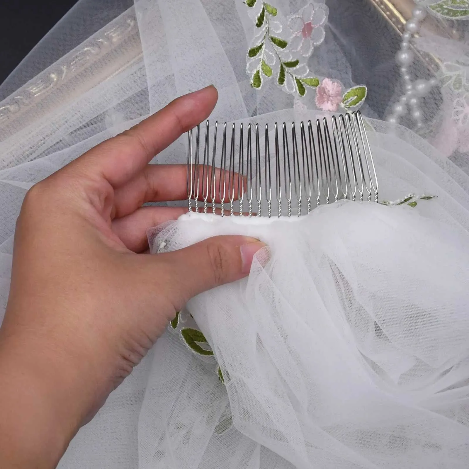 Bridal Veil With Comb Elegant Lace Edge 1-tier Fingertip Wedding_voghion.com