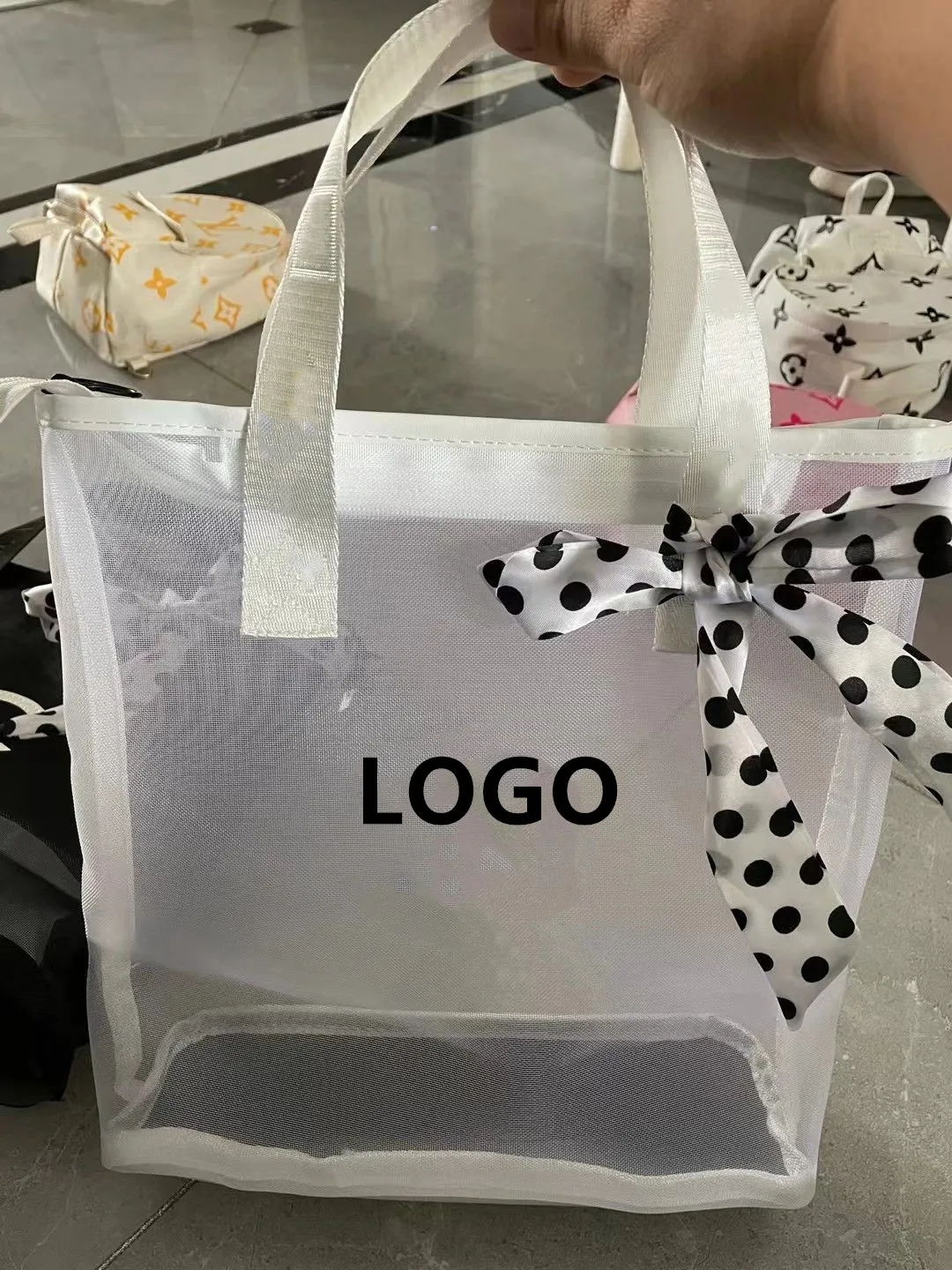 디자이너 블랙 흰색 메쉬 숄더 가방 여성 패션 쇼핑 가방 클래식 레터 로고 투명한 세척 가방 리본 장식 해변 휴대용 환경 가방