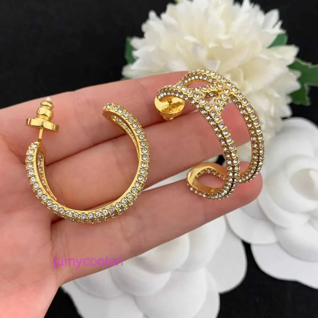 Aavaleno Top Edition Designer Delated Earring Fashion Fashion Hollow Ushaped Oreing Boes Automne and Winter New Letter Face Face Moucraties d'oreilles Plated Gold Matière