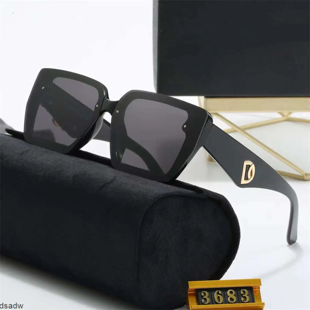 Designer for Men Women Outdoor Shades Fashion Classic Lady Sun Glasse pour femmes Signature triangulaire des lunettes de luxe