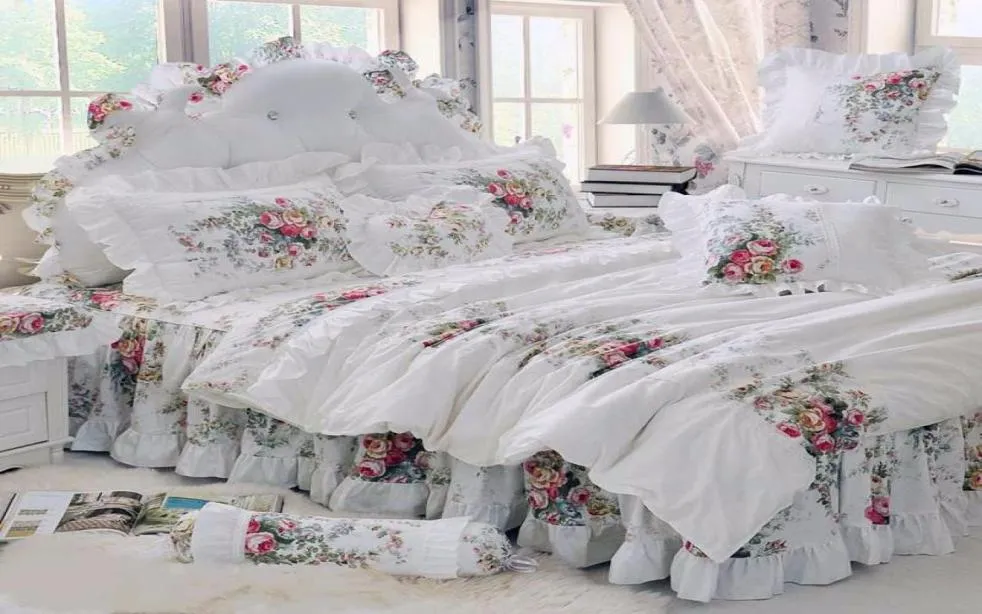 Koreański styl beżowy zestaw pościeli ślubnej Princess 100 bawełniany 4pcs luksusowy druk róży koronkowe falbany kołdryjne okładka łóżka 6666175