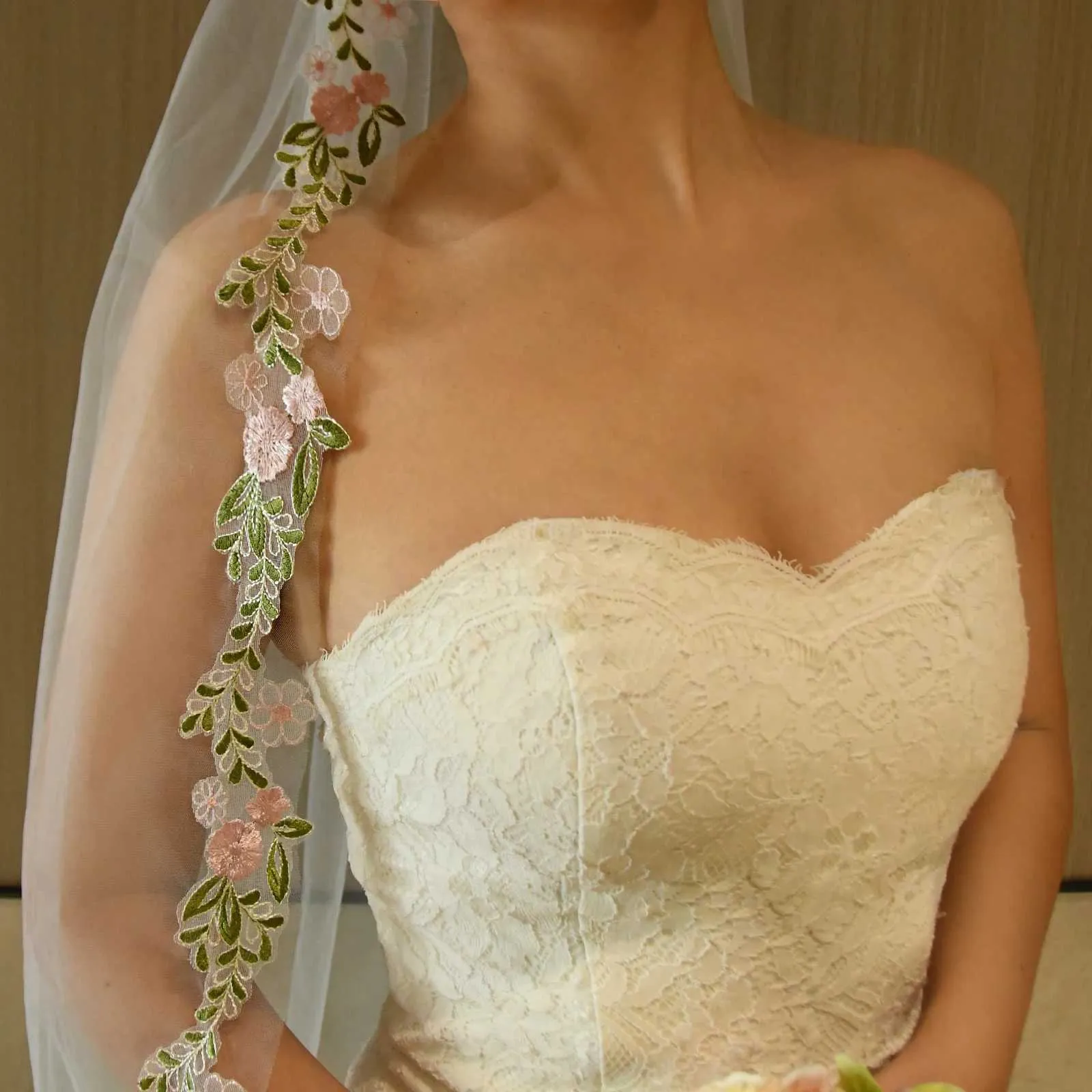 Bridal Veil With Comb Elegant Lace Edge 1-tier Fingertip Wedding_voghion.com