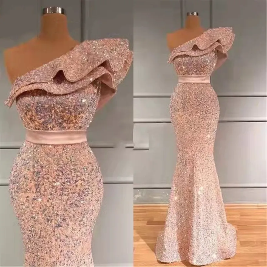 Charmante robe de soirée de sirène vert foncé avec des appliques en dentelle en or perles perles un plis épaule longues