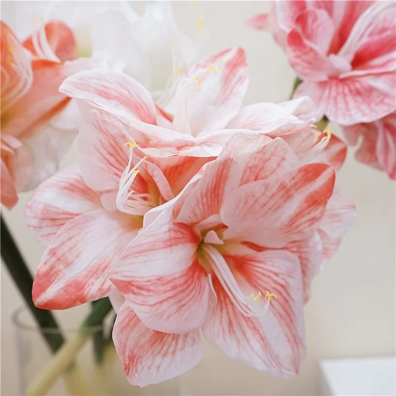 Orchidée de gentleman fleurie simulée, haut vermilion, décoration douce rouge, arrangement floral, salon, hall de l'hôtel, décoration de foyer, art floral