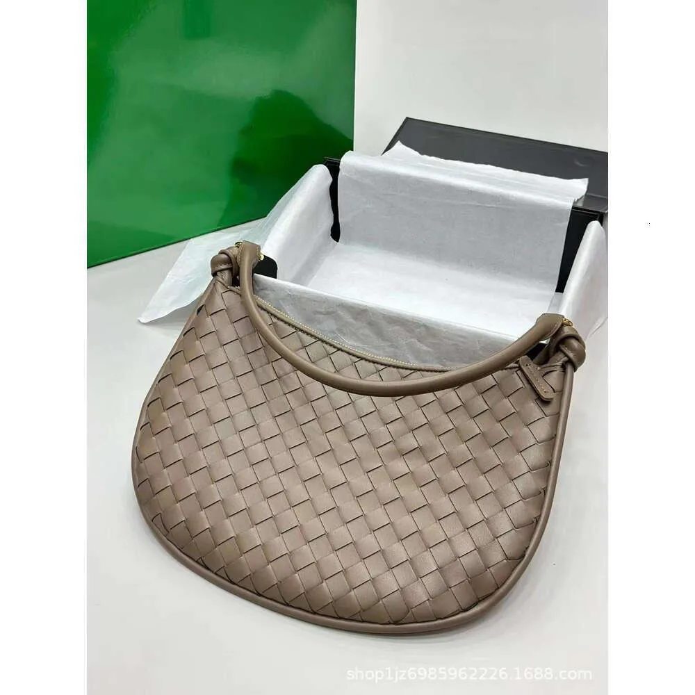 DHgate.com:Luxury Calfskin Crescent Shoulder Bag with