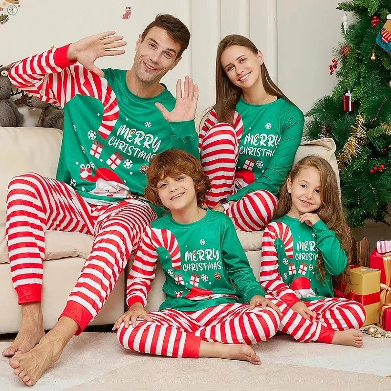 2024 Kerstfamilie bijpassende pyjama's volwassen kind baby outfits topspants 2pcs xmas slaapkleding pyjama's hondenkleding 240507