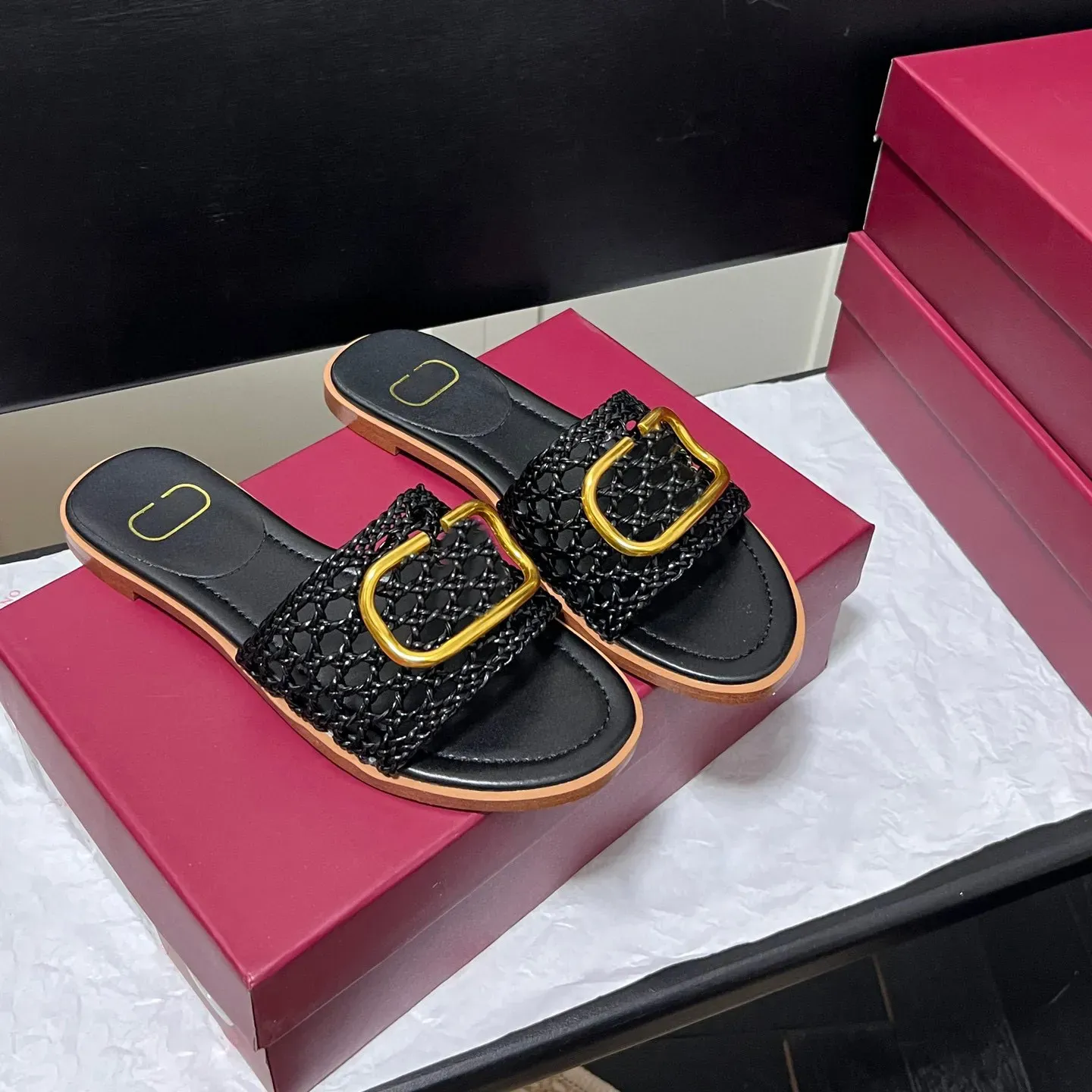 Plate-forme simple natation sandale pour hommes sandal luxurys designers chaussures sandonnes smople slipper métal mark extérieur pantoufles glissades plates glissades en cuir vintage