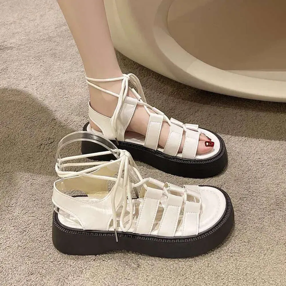 Kobiety rzymskie sandały letnia platforma mody Ins Koreańskie japońskie kapcie na świeżym powietrzu Eleganckie sznurki college'u saa buty