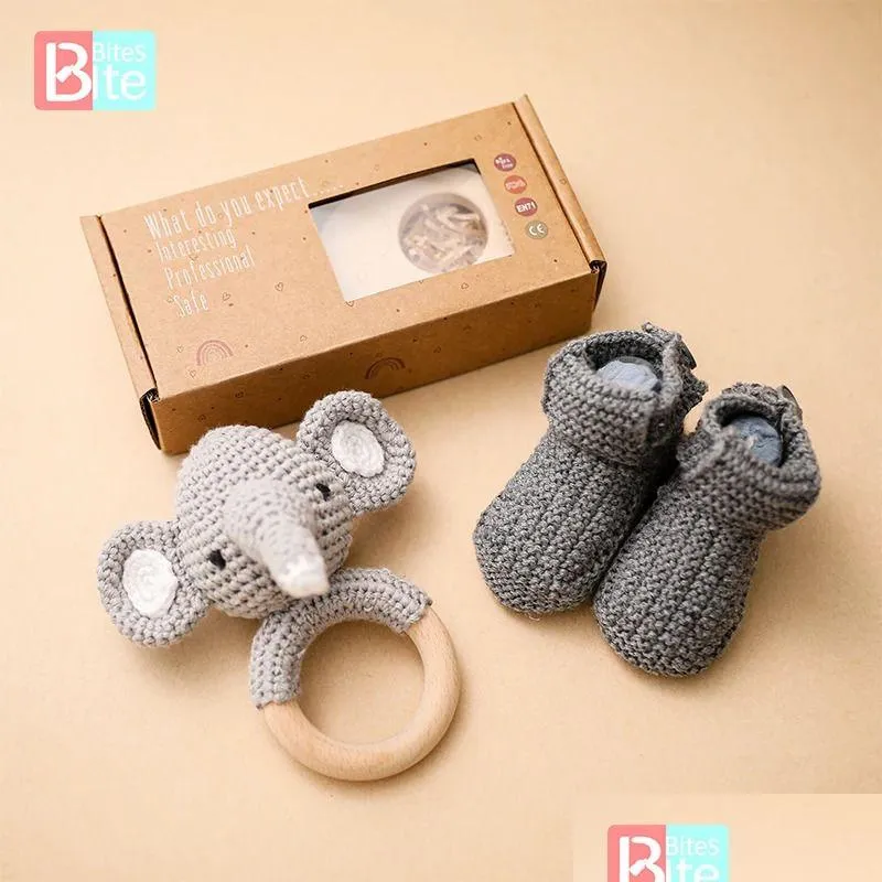 Mobiles 3Pcset Baby Rattle Toy Set Wooden Rodent Pendant Elephant Cloghet Animals Mobile Infants Knitting Shoes For Born Gift 231017 D Ot5Kf