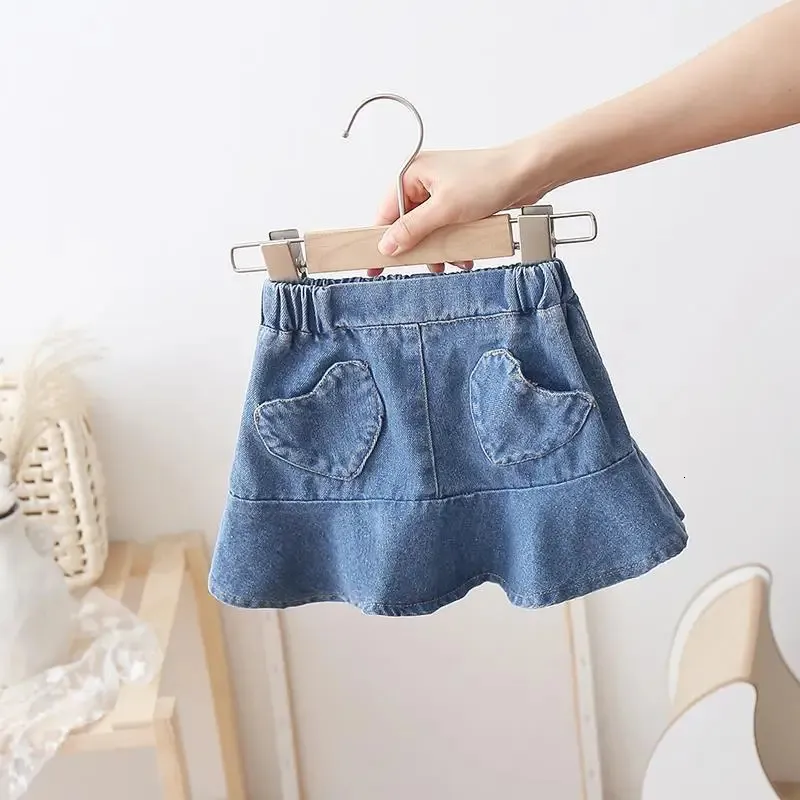 2024 Summer Girls Cute Jeans Skirt with Heart Pocket Baby Kids Kids Denim Skirt 240514