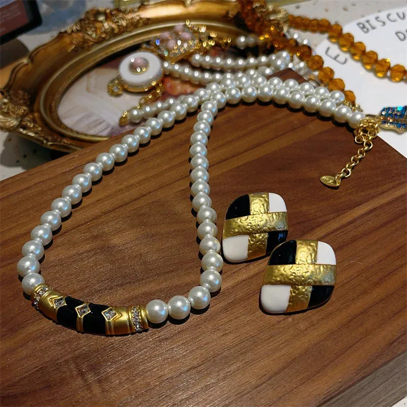 Vintag Plattierung 24 K Gold Schwarz -Weiß -Perlenkette übertrieben Retro -Ohrringe Set 240511