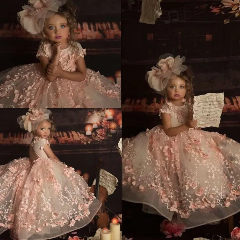 2020 Söt tjej Pageant Dresses Jewel Neck 3D Floral Appliced ​​Pärled Flower Girl Gowns Kort ärm Open Back Sweep Train Birthday Gow 283n