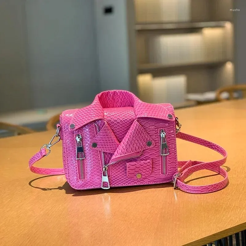 Axelväskor lyxiga kvinnors tote hip hop lapel jacka crossbody väska designer kläder form damer högklassiga handväska plånböcker