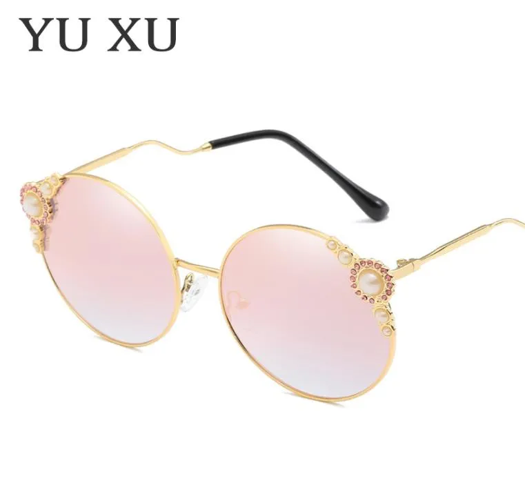 Ю Сюй Новая мода круглые солнцезащитные очки Дизайнерские бренды солнцезащитные очки для женщин Жемчужные кружевные рамы изогнутые очки. Солнцезащитные очки H1082745179