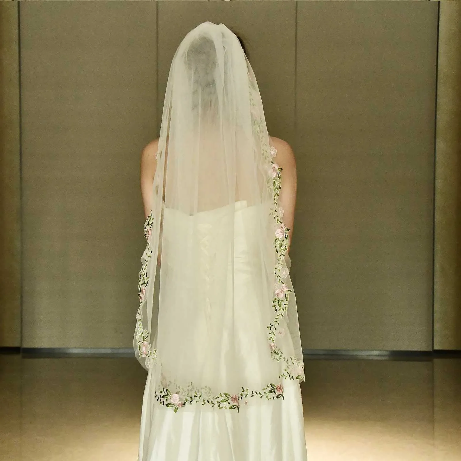 Bridal Veil With Comb Elegant Lace Edge 1-tier Fingertip Wedding_voghion.com