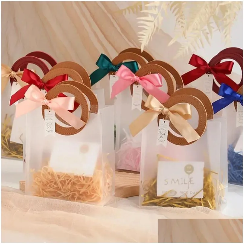 Sacs d'emballage en gros de 10pcs PU en cuir sac en cuir avec carte d'étiquette de ruban givrée en cadeau transparent décoration de fête de mariage Favors Packa Dh4ik