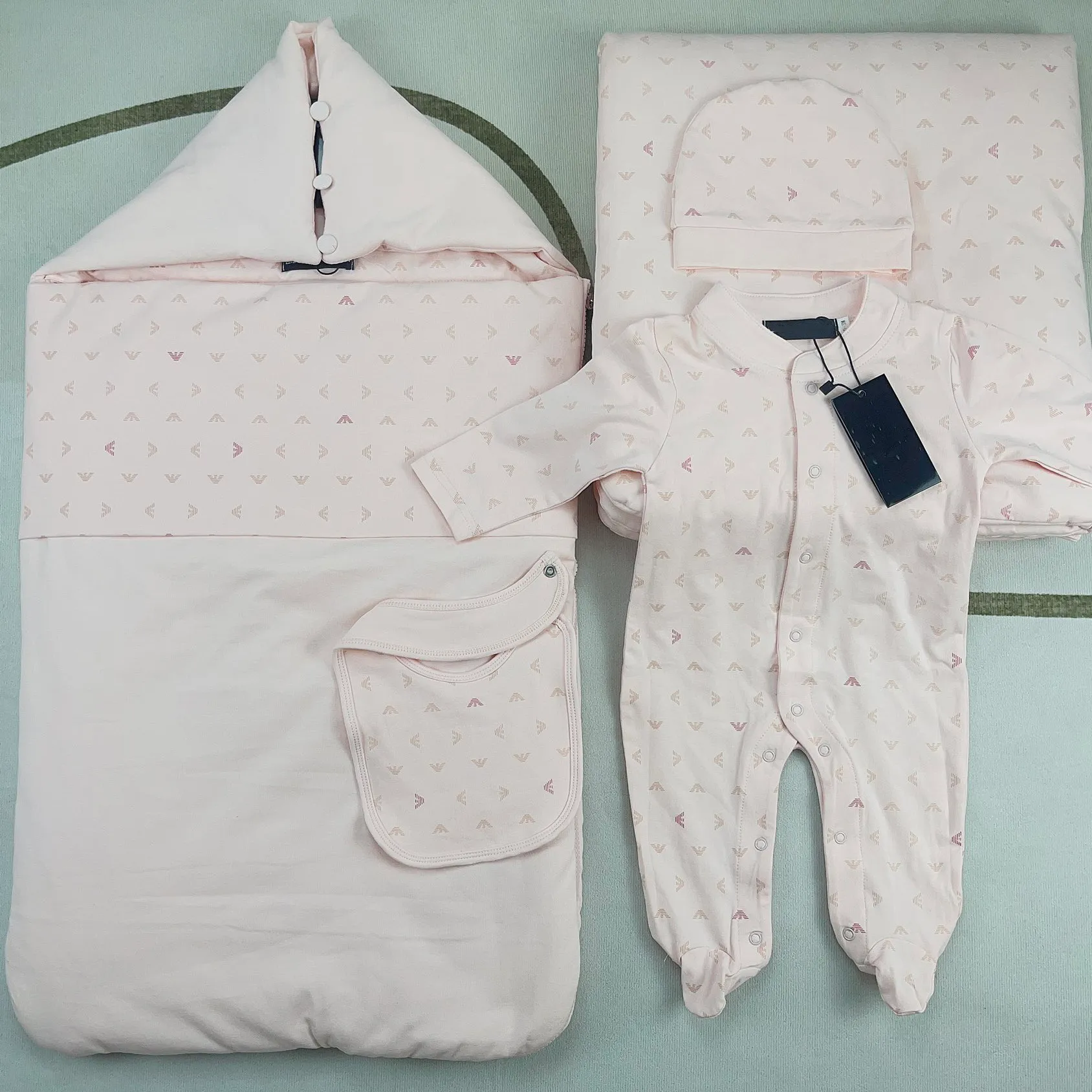 designer bébé grenouillard Bib Burp Vêtements Set Baby Colks Luxury Jumpsuit Cotton Jumps Suit Boys and Girls Jumpsuit Baby Quilt 5pcs A2【code：L】 ARMANI Changing bag