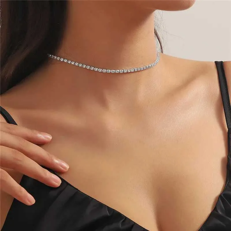 Chokers Sexy necklace ice out tennis chain necklace suitable for women luxurious cubic zirconia crystal short hip-hop necklace accessories jewelry d240514