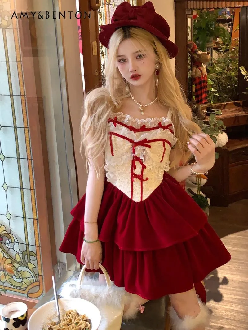 Casual Dresses Girl Sexig stropplös spets Ruffled Flower Stitching Red Velvet Slip Dress Söt Söt smal mini Kawaii jul