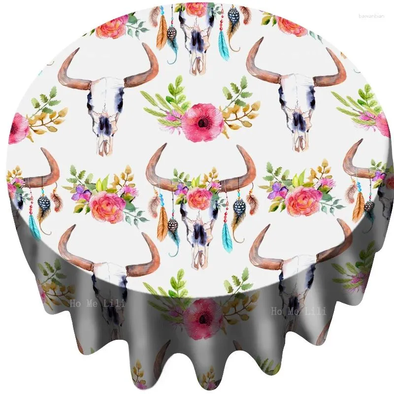 Crânios de vaca de pano de mesa com chifres de penas e flores rosa em uma textura Huichol México Tribo Arte Tecido redondo de tecido redondo