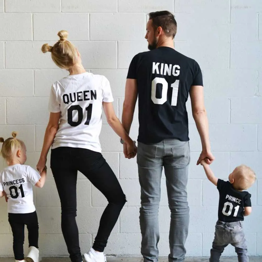 가족 일치 의상 1pcs 가족 팀 티셔츠 왕 여왕 프린스 프린스 프린스 공주 01 아버지 어머니 딸 아들 아들 셔츠 킹과 퀸 셔츠 의상 t240513