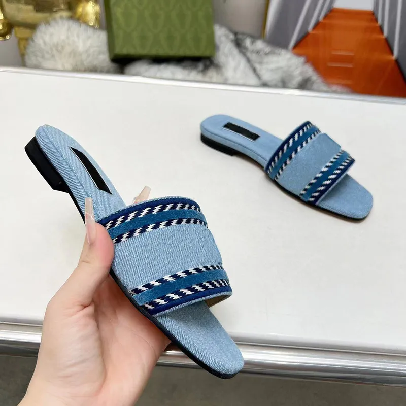 2024 Été Vente chaude tongs féminins Flops Runway Classic Brand Designer Square Toe Plat avec marche extérieure de haute qualité en tissu de denim Fémir les pantoufles de créateurs