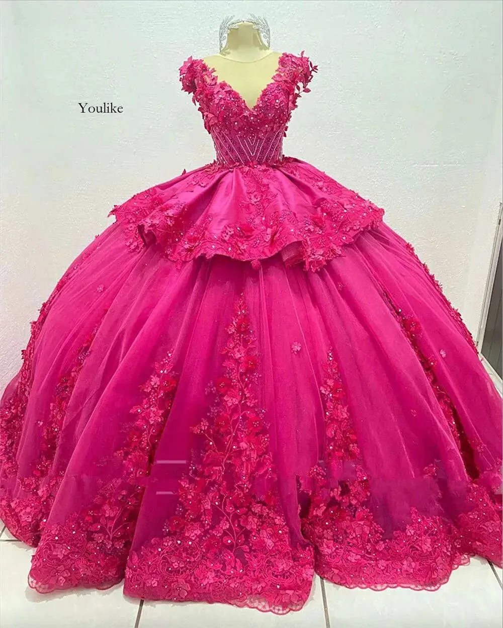 2024 seksowne sukienki Quinceanera Fucsia CAP rękawy v szyja 3D kwiaty kwiatowe kryształowe koraliki tiul peplum Sweet 16 sukienka Vestidos de 15 Prezenta