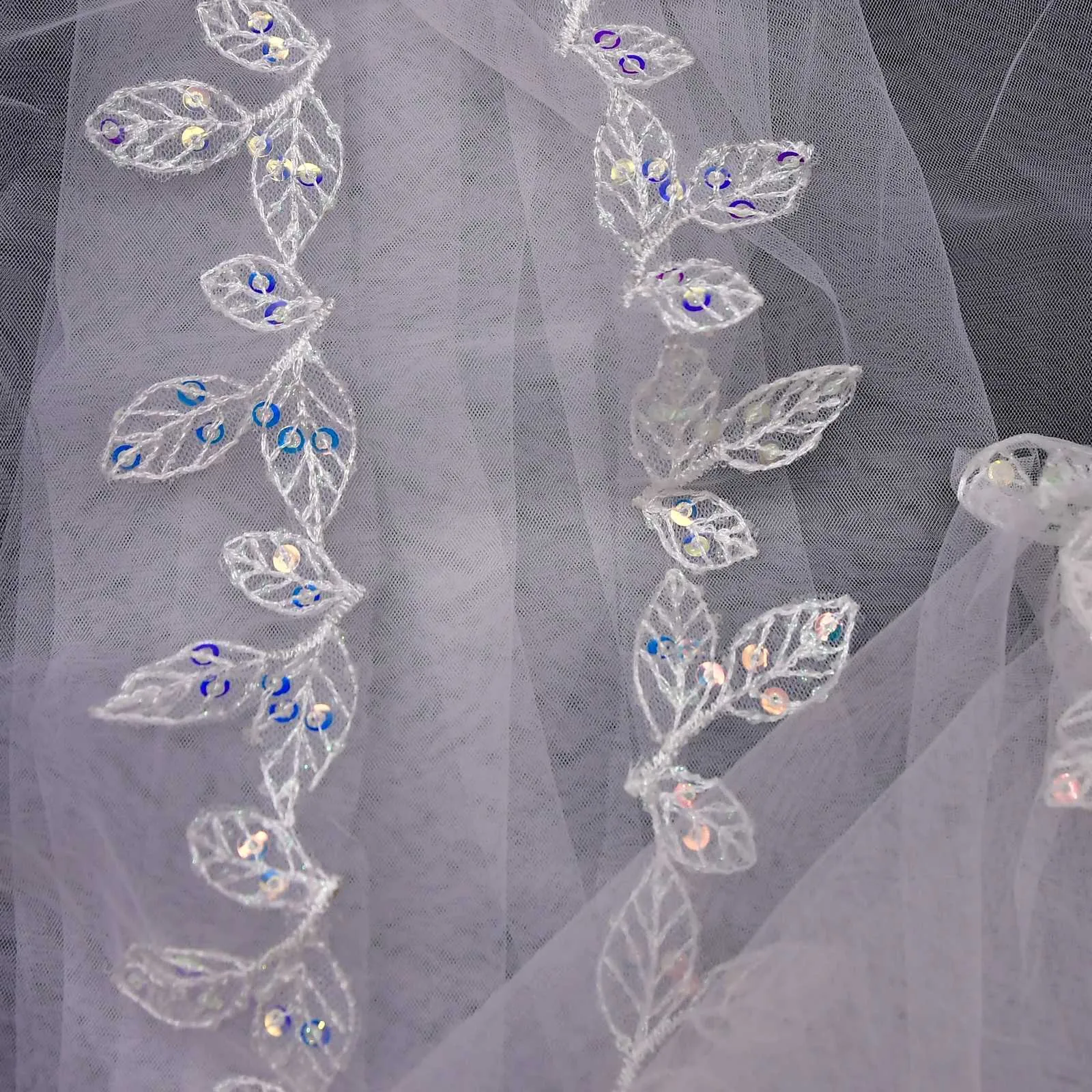 Haarschmuck Glamouröser Brautschleier für die Braut Funkelnde Pailletten Blattförmig Spitzenbesatz 1-lagig Fingerspitzenlänge_voghion.com